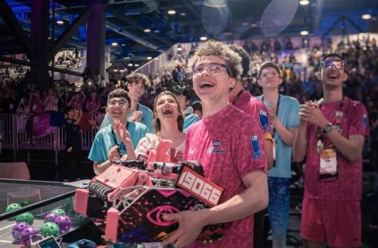 AICitizens și BrickBot, în grafic la CM de robotică / Urmează meciurile finale, în calitate de căpitani de echipă