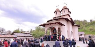 FOTO Biserica Parohiei vrâncene Mera II a primit veșmântul sfințeniei