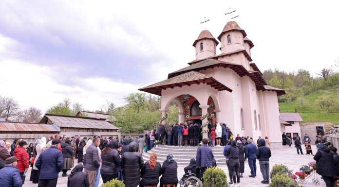 FOTO Biserica Parohiei vrâncene Mera II a primit veșmântul sfințeniei