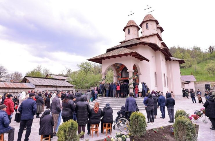 FOTO Biserica Parohiei vrâncene Mera II a primit veșmântul sfințeniei