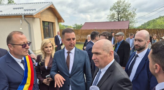 FOTO Premierul interimar Ilie Bolojan a inaugurat, la Vizantea-Livezi, primul complex balnear construit de la zero în România, după 1989