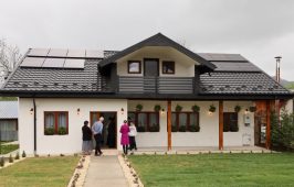 FOTO Arhiepiscopul Ciprian a sfințit pictura bisericii, casa parohială și Centrul de zi pentru copii din comuna Spulber 6 casa parohiala spulber 1