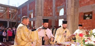 FOTO Piatră de temelie pentru o nouă biserică în Parohia Lămotești