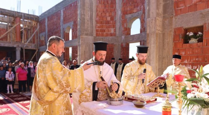 FOTO Piatră de temelie pentru o nouă biserică în Parohia Lămotești
