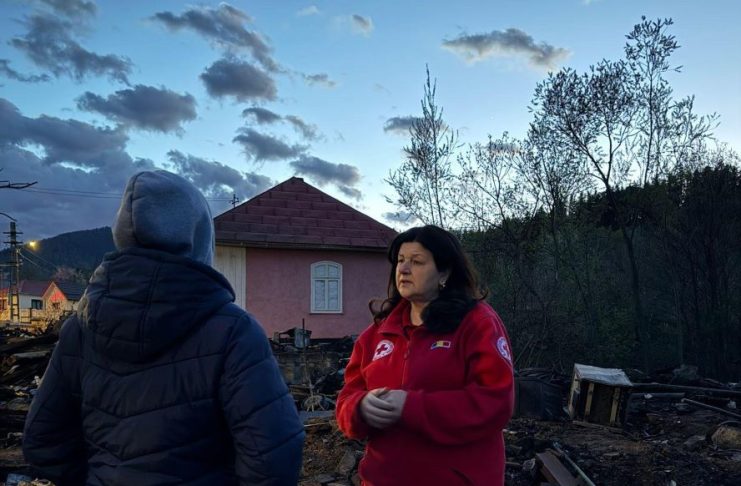 Voluntarii Crucii Roșii, zi de zi alături de sinistrații din Rucăreni / Apel la solidaritate: Te așteptăm să ni te alături!