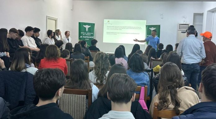 FOTO Elevii de la profilul chimie-biologie, dialog deschis cu medicii Spitalului Județean Focșani, despre profesie, provocări și satisfacții