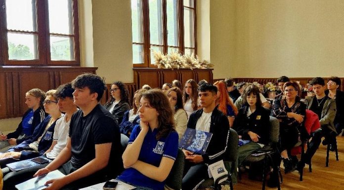 Seminar de educație juridică pentru elevi, cu magistrați, avocați, polițiști și alți specialiști