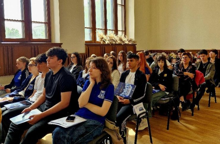 Seminar de educație juridică pentru elevi, cu magistrați, avocați, polițiști și alți specialiști
