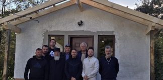 Implicare, voință și credință: 8 focșăneni au ridicat o biserică pe Muntele Athos, după ce lăcașul unui călugăr român arsese într-un incendiu