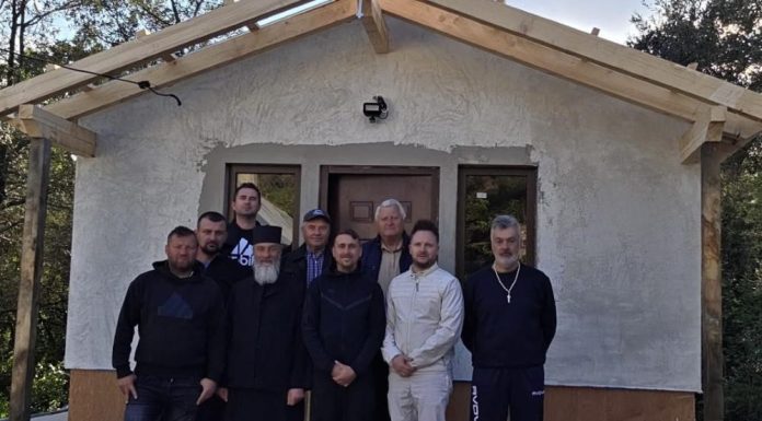 Implicare, voință și credință: 8 focșăneni au ridicat o biserică pe Muntele Athos, după ce lăcașul unui călugăr român arsese într-un incendiu