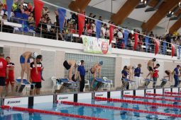 Peste 270 de copii au participat la Concursul de înot „Vrancea Splash Cup” 2 inot 1