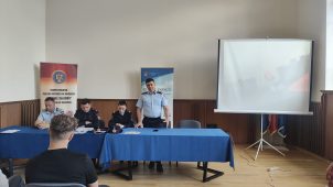 FOTO Tinerii, în dialog direct cu pompierii militari în cadrul unui atelier vocațional organizat de Muzeul Vrancei 1 isu vrancea dialog 2