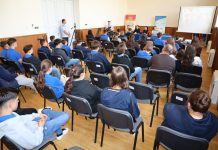 FOTO Tinerii, în dialog direct cu pompierii militari în cadrul unui atelier vocațional organizat de Muzeul Vrancei isu vrancea dialog 3