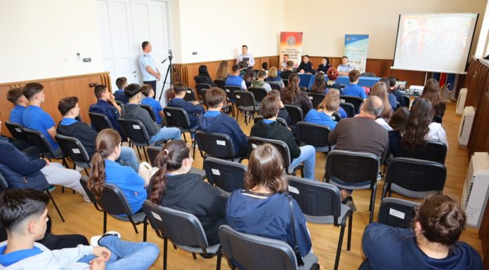 FOTO Tinerii, în dialog direct cu pompierii militari în cadrul unui atelier vocațional organizat de Muzeul Vrancei