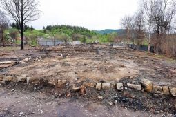 Arhiepiscopia Buzăului și Vrancei va construi case pentru 3 familii din Rucăreni, rămase pe drumuri în urma incendiului din 26 aprilie 1 rucareni incendiu 1