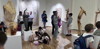 FOTO Copiii din Vânători au descoperit secretele sculpturii contemporane în cadrul expoziției „Muze Sincretice”