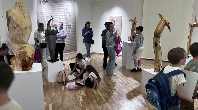 FOTO Copiii din Vânători au descoperit secretele sculpturii contemporane în cadrul expoziției „Muze Sincretice”