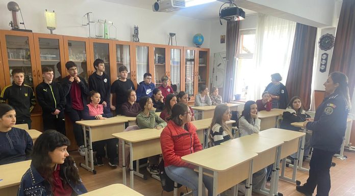 FOTO: Activități pentru siguranța în școli derulate de polițiști în cinci unități de învățământ