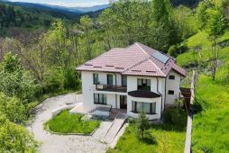 Consiliul Județean concesionează două vile din Munții Vrancei 1 vila nistoresti