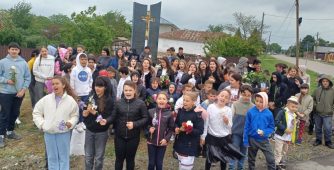 FOTO Eroi au fost, eroi sunt încă... - celebrare a Înălțării la cer a Mântuitorului, a Eroilor Neamului și a Sfinților Împărați de către elevii Școlii Gimnaziale ,,Emil Atanasiu” Garoafa 3 ziua eroilor garoafa 1