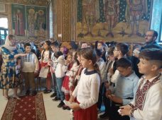 FOTO Eroi au fost, eroi sunt încă... - celebrare a Înălțării la cer a Mântuitorului, a Eroilor Neamului și a Sfinților Împărați de către elevii Școlii Gimnaziale ,,Emil Atanasiu” Garoafa 5 ziua eroilor garoafa 4