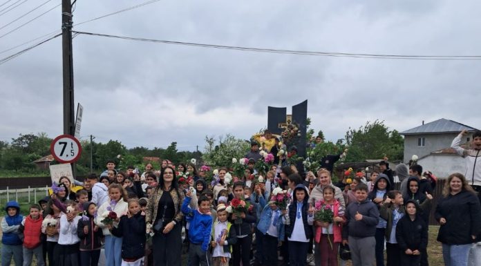 FOTO Eroi au fost, eroi sunt încă… – celebrare a Înălțării la cer a Mântuitorului, a Eroilor Neamului și a Sfinților Împărați de către elevii Școlii Gimnaziale ,,Emil Atanasiu” Garoafa