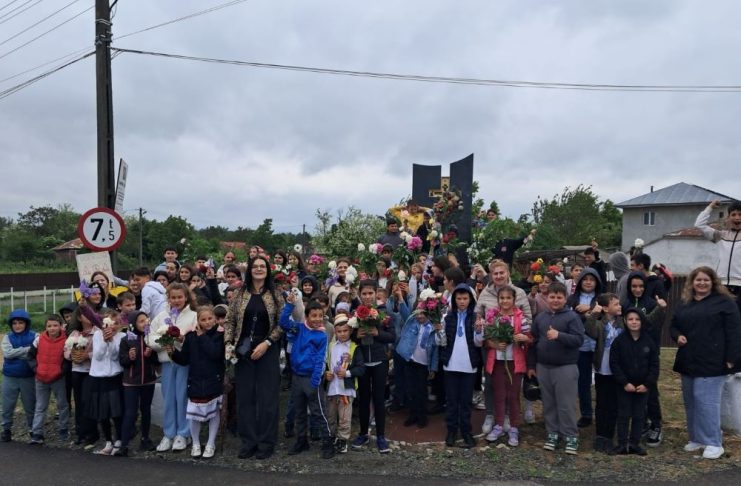 FOTO Eroi au fost, eroi sunt încă… – celebrare a Înălțării la cer a Mântuitorului, a Eroilor Neamului și a Sfinților Împărați de către elevii Școlii Gimnaziale ,,Emil Atanasiu” Garoafa