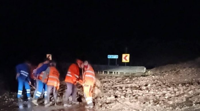 Trafic îngreunat pe DN 2D, la Greșu, din cauza aluviunilor de pe carosabil