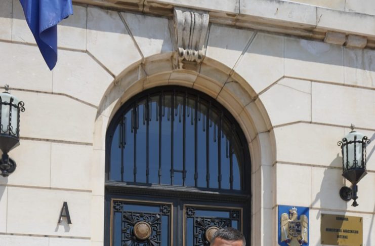 Pompierul care a salvat fetița căzută într-o fântână, la Garoafa, decorat de MAI