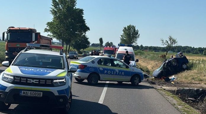 UPDATE Șoferul mașinii a murit în urma accidentului de la ieșirea din Adjud
