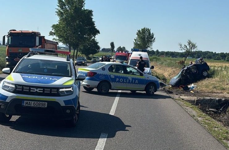 UPDATE Șoferul mașinii a murit în urma accidentului de la ieșirea din Adjud