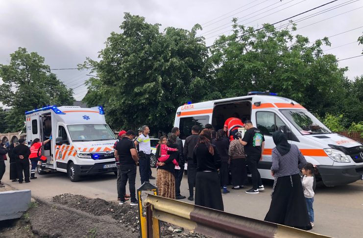 Accident rutier în Slobozia Bradului / Un bărbat și 5 minori, aflați într-un triciclu, răniți ușor