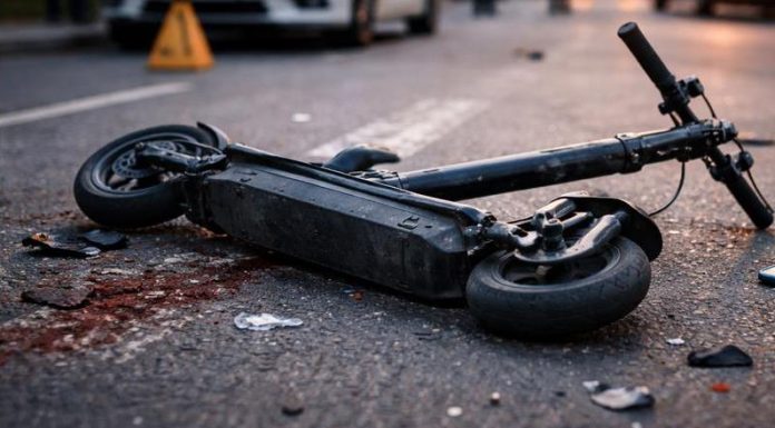 Două femei s-au ciocnit pe un drum din Vănători: una era la volan, cealaltă pe trotinetă