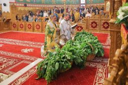 Duminica Cincizecimii la Catedrala Unirii din Focșani 2 ciprian catedrala 1