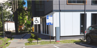 Problema locurilor de parcare pentru persoanele cu dizabilități, discutată public la Focșani