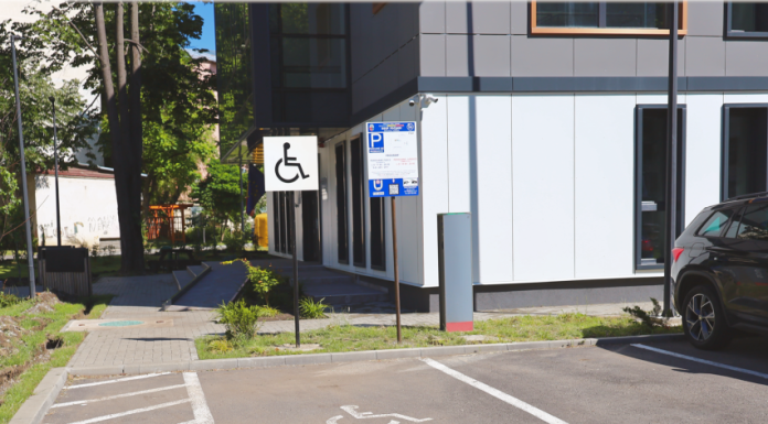 Problema locurilor de parcare pentru persoanele cu dizabilități, discutată public la Focșani