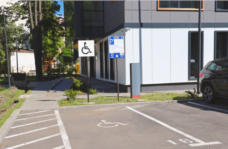 Problema locurilor de parcare pentru persoanele cu dizabilități, discutată public la Focșani