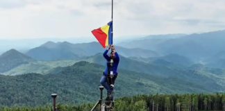 Tricolorul României, înălțat de jandarmi pe crestele Munților Vrancei