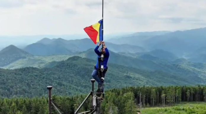 Tricolorul României, înălțat de jandarmi pe crestele Munților Vrancei
