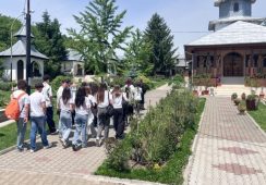 FOTO Parteneriatul dintre Biserică și Școală: Pași pe urmele istoriei și credinței în Protoieria Panciu 3 elevi biserica 2
