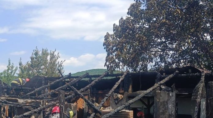 FOTO Apel la solidaritate / O familie din Poiana Cristei a rămas pe drumuri în urma unui incendiu