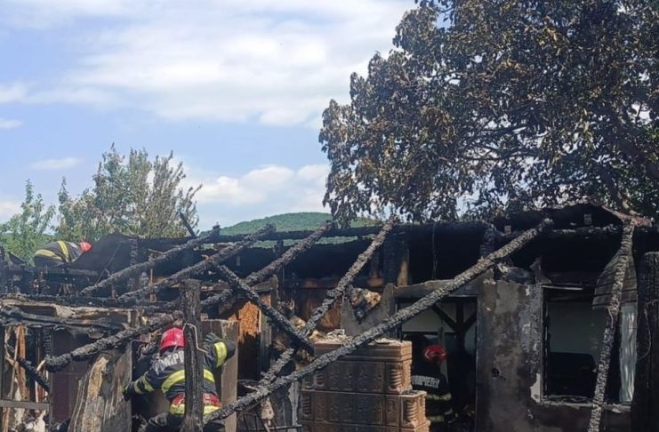 FOTO Apel la solidaritate / O familie din Poiana Cristei a rămas pe drumuri în urma unui incendiu