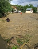 Pompierii intervin și astăzi în urma ploilor torențiale de sâmbătă / 12 persoane evacuate dintr-o locuință inundată 3 inundatii 1 1