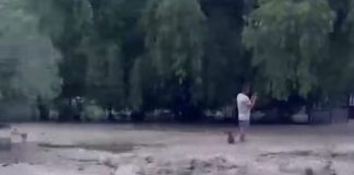 Pompierii intervin și astăzi în urma ploilor torențiale de sâmbătă / 12 persoane evacuate dintr-o locuință inundată
