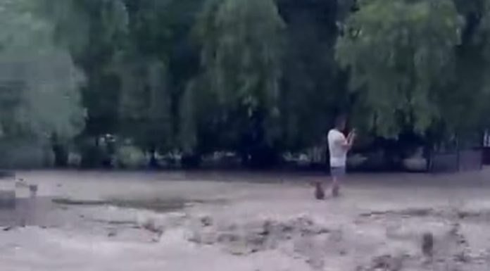 Pompierii intervin și astăzi în urma ploilor torențiale de sâmbătă / 12 persoane evacuate dintr-o locuință inundată
