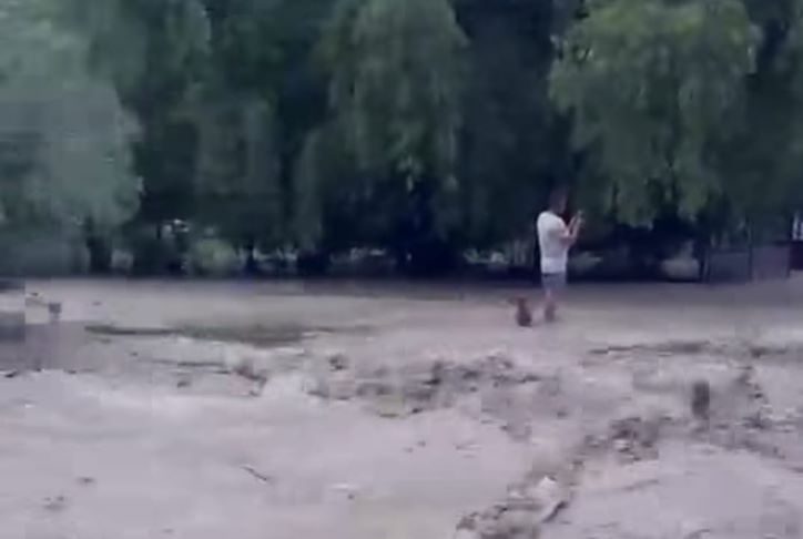 Pompierii intervin și astăzi în urma ploilor torențiale de sâmbătă / 12 persoane evacuate dintr-o locuință inundată