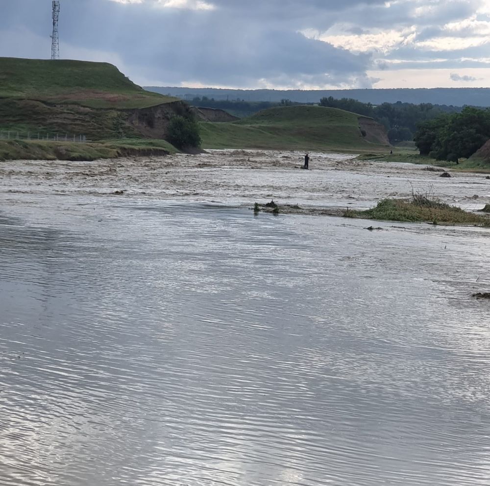 ULTIMA ORĂ Persoană surprinsă de viitură la Obrejița 4 inundatii 6