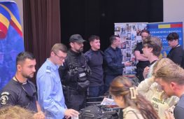 Jandarmeria Vrancea, alături de elevi la Târgul Educațional Focșani 2026 3 jandarmi elevi 1