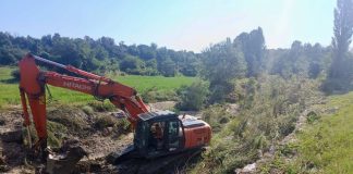 FOTO Lucrări de refacere și apărare în albia pârâului Slimnic, după inundațiile din această lună