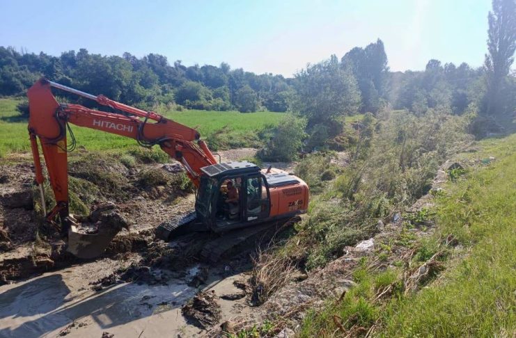 FOTO Lucrări de refacere și apărare în albia pârâului Slimnic, după inundațiile din această lună